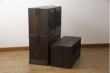 3段重ね桐箪笥をテレビボードと収納箪笥にリメイク!上段は天板を補強しテレビボードに。中段・下段は、観音扉の中に可動式タイプの棚板を設置。どちらもチェスナット系で着色仕上げ。