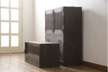 3段重ね桐箪笥をテレビボードと収納箪笥にリメイク!上段は天板を補強しテレビボードに。中段・下段は、観音扉の中に可動式タイプの棚板を設置。どちらもチェスナット系で着色仕上げ。