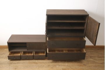 3段重ね桐箪笥をテレビボードと収納箪笥にリメイク!上段は天板を補強しテレビボードに。中段・下段は、観音扉の中に可動式タイプの棚板を設置。どちらもチェスナット系で着色仕上げ。