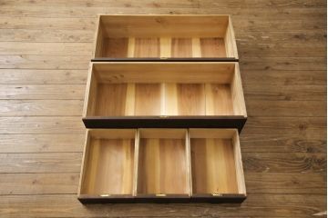 3段重ね桐箪笥をテレビボードと収納箪笥にリメイク!上段は天板を補強しテレビボードに。中段・下段は、観音扉の中に可動式タイプの棚板を設置。どちらもチェスナット系で着色仕上げ。