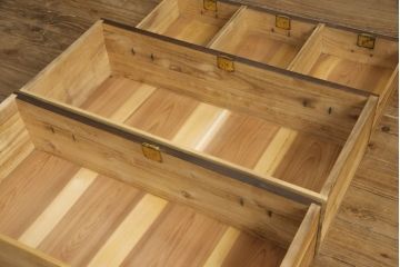 3段重ね桐箪笥をテレビボードと収納箪笥にリメイク!上段は天板を補強しテレビボードに。中段・下段は、観音扉の中に可動式タイプの棚板を設置。どちらもチェスナット系で着色仕上げ。