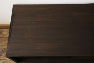 3段重ね桐箪笥をテレビボードと収納箪笥にリメイク!上段は天板を補強しテレビボードに。中段・下段は、観音扉の中に可動式タイプの棚板を設置。どちらもチェスナット系で着色仕上げ。