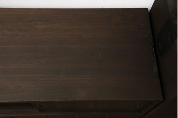 3段重ね桐箪笥をテレビボードと収納箪笥にリメイク!上段は天板を補強しテレビボードに。中段・下段は、観音扉の中に可動式タイプの棚板を設置。どちらもチェスナット系で着色仕上げ。