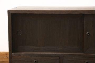 3段重ね桐箪笥をテレビボードと収納箪笥にリメイク!上段は天板を補強しテレビボードに。中段・下段は、観音扉の中に可動式タイプの棚板を設置。どちらもチェスナット系で着色仕上げ。