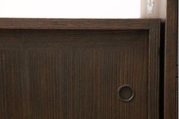 3段重ね桐箪笥をテレビボードと収納箪笥にリメイク!上段は天板を補強しテレビボードに。中段・下段は、観音扉の中に可動式タイプの棚板を設置。どちらもチェスナット系で着色仕上げ。