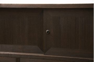 3段重ね桐箪笥をテレビボードと収納箪笥にリメイク!上段は天板を補強しテレビボードに。中段・下段は、観音扉の中に可動式タイプの棚板を設置。どちらもチェスナット系で着色仕上げ。