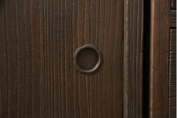 3段重ね桐箪笥をテレビボードと収納箪笥にリメイク!上段は天板を補強しテレビボードに。中段・下段は、観音扉の中に可動式タイプの棚板を設置。どちらもチェスナット系で着色仕上げ。