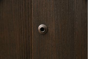 3段重ね桐箪笥をテレビボードと収納箪笥にリメイク!上段は天板を補強しテレビボードに。中段・下段は、観音扉の中に可動式タイプの棚板を設置。どちらもチェスナット系で着色仕上げ。