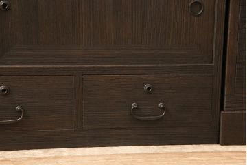 3段重ね桐箪笥をテレビボードと収納箪笥にリメイク!上段は天板を補強しテレビボードに。中段・下段は、観音扉の中に可動式タイプの棚板を設置。どちらもチェスナット系で着色仕上げ。