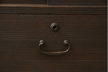 3段重ね桐箪笥をテレビボードと収納箪笥にリメイク!上段は天板を補強しテレビボードに。中段・下段は、観音扉の中に可動式タイプの棚板を設置。どちらもチェスナット系で着色仕上げ。