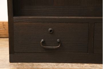 3段重ね桐箪笥をテレビボードと収納箪笥にリメイク!上段は天板を補強しテレビボードに。中段・下段は、観音扉の中に可動式タイプの棚板を設置。どちらもチェスナット系で着色仕上げ。