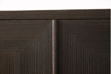 3段重ね桐箪笥をテレビボードと収納箪笥にリメイク!上段は天板を補強しテレビボードに。中段・下段は、観音扉の中に可動式タイプの棚板を設置。どちらもチェスナット系で着色仕上げ。