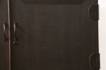 3段重ね桐箪笥をテレビボードと収納箪笥にリメイク!上段は天板を補強しテレビボードに。中段・下段は、観音扉の中に可動式タイプの棚板を設置。どちらもチェスナット系で着色仕上げ。