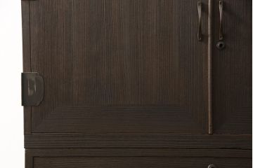 3段重ね桐箪笥をテレビボードと収納箪笥にリメイク!上段は天板を補強しテレビボードに。中段・下段は、観音扉の中に可動式タイプの棚板を設置。どちらもチェスナット系で着色仕上げ。