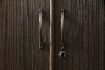 3段重ね桐箪笥をテレビボードと収納箪笥にリメイク!上段は天板を補強しテレビボードに。中段・下段は、観音扉の中に可動式タイプの棚板を設置。どちらもチェスナット系で着色仕上げ。