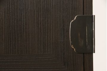 3段重ね桐箪笥をテレビボードと収納箪笥にリメイク!上段は天板を補強しテレビボードに。中段・下段は、観音扉の中に可動式タイプの棚板を設置。どちらもチェスナット系で着色仕上げ。