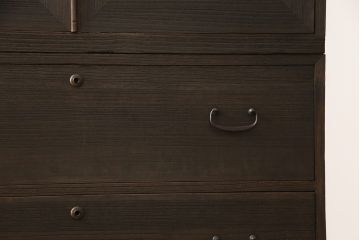 3段重ね桐箪笥をテレビボードと収納箪笥にリメイク!上段は天板を補強しテレビボードに。中段・下段は、観音扉の中に可動式タイプの棚板を設置。どちらもチェスナット系で着色仕上げ。