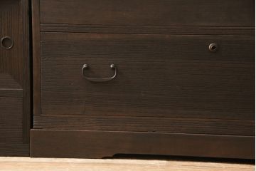 3段重ね桐箪笥をテレビボードと収納箪笥にリメイク!上段は天板を補強しテレビボードに。中段・下段は、観音扉の中に可動式タイプの棚板を設置。どちらもチェスナット系で着色仕上げ。