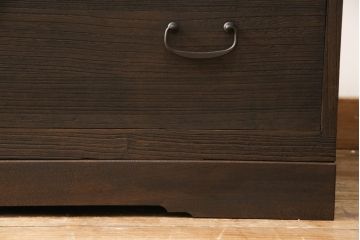 3段重ね桐箪笥をテレビボードと収納箪笥にリメイク!上段は天板を補強しテレビボードに。中段・下段は、観音扉の中に可動式タイプの棚板を設置。どちらもチェスナット系で着色仕上げ。