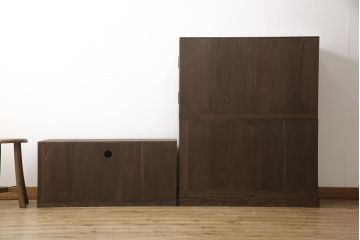 3段重ね桐箪笥をテレビボードと収納箪笥にリメイク!上段は天板を補強しテレビボードに。中段・下段は、観音扉の中に可動式タイプの棚板を設置。どちらもチェスナット系で着色仕上げ。