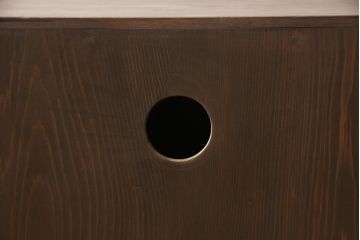 3段重ね桐箪笥をテレビボードと収納箪笥にリメイク!上段は天板を補強しテレビボードに。中段・下段は、観音扉の中に可動式タイプの棚板を設置。どちらもチェスナット系で着色仕上げ。