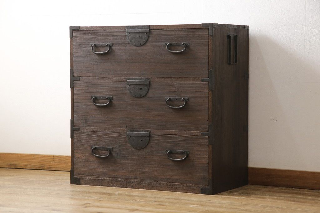 桐箪笥を綺麗に再生!欠損した金具の取り付けと、高品質リペア。チェスナット系で着色仕上げ。