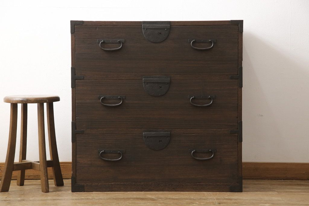 桐箪笥を綺麗に再生!欠損した金具の取り付けと、高品質リペア。チェスナット系で着色仕上げ。