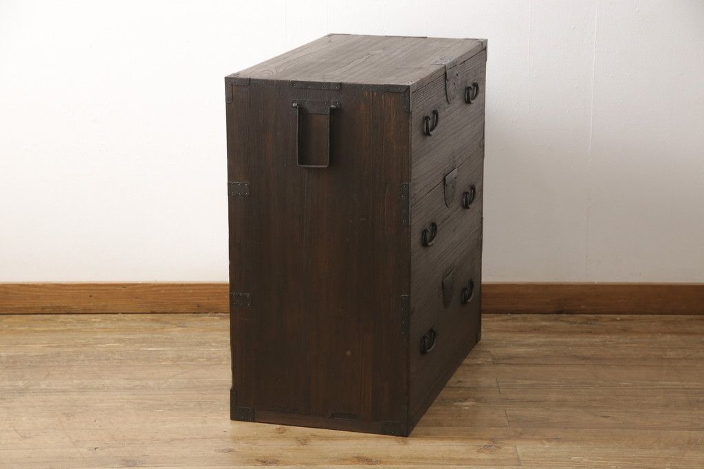 桐箪笥を綺麗に再生!欠損した金具の取り付けと、高品質リペア。チェスナット系で着色仕上げ。