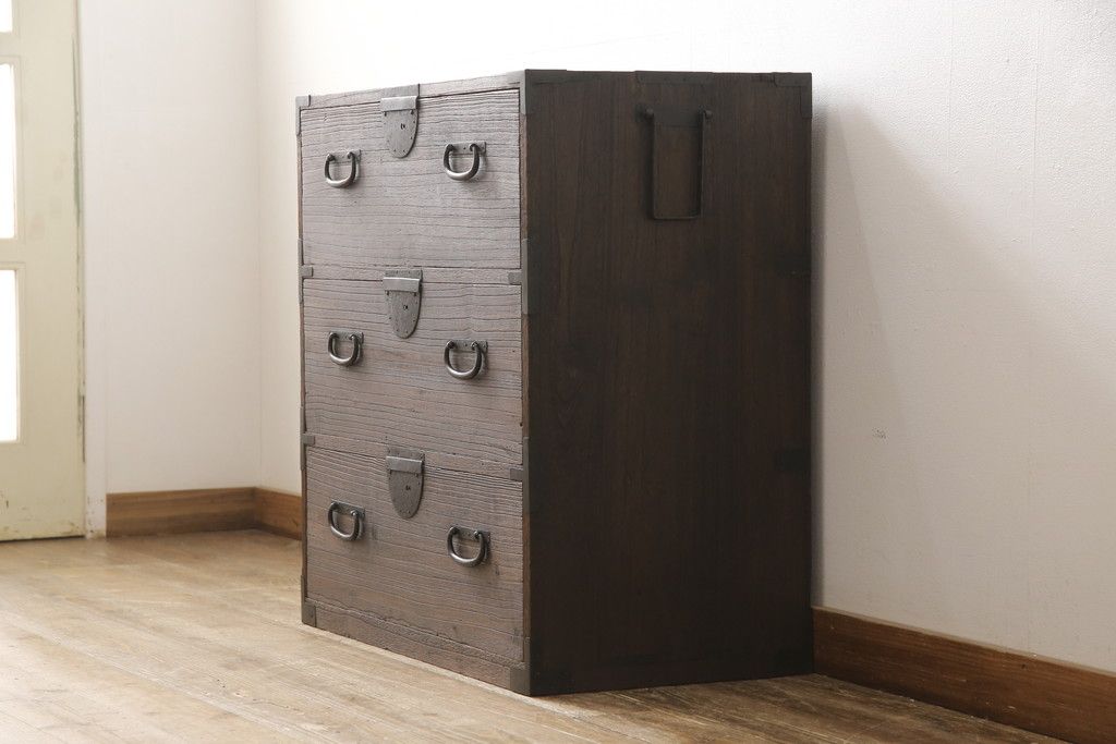 桐箪笥を綺麗に再生!欠損した金具の取り付けと、高品質リペア。チェスナット系で着色仕上げ。