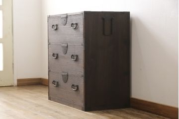 桐箪笥を綺麗に再生!欠損した金具の取り付けと、高品質リペア。チェスナット系で着色仕上げ。