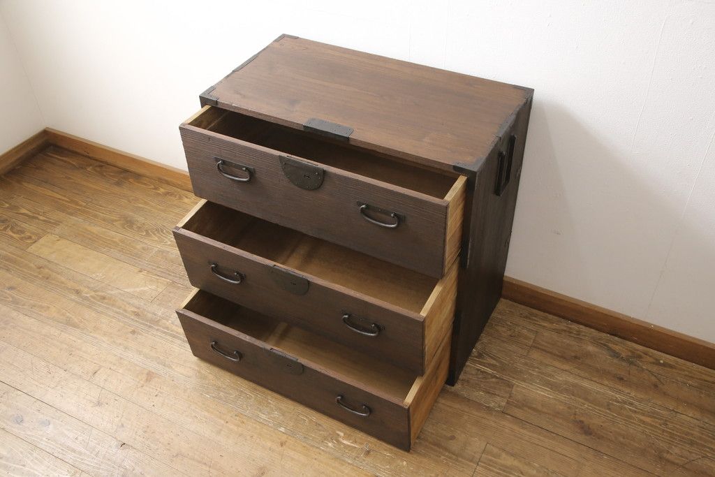 桐箪笥を綺麗に再生!欠損した金具の取り付けと、高品質リペア。チェスナット系で着色仕上げ。