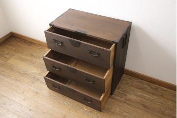 桐箪笥を綺麗に再生!欠損した金具の取り付けと、高品質リペア。チェスナット系で着色仕上げ。