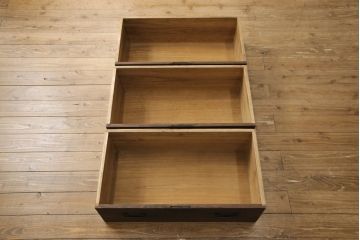 桐箪笥を綺麗に再生!欠損した金具の取り付けと、高品質リペア。チェスナット系で着色仕上げ。