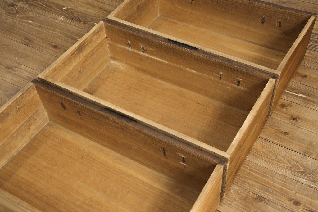 桐箪笥を綺麗に再生!欠損した金具の取り付けと、高品質リペア。チェスナット系で着色仕上げ。