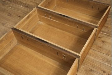 桐箪笥を綺麗に再生!欠損した金具の取り付けと、高品質リペア。チェスナット系で着色仕上げ。