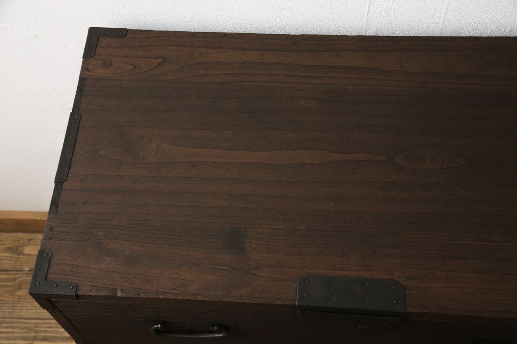 桐箪笥を綺麗に再生!欠損した金具の取り付けと、高品質リペア。チェスナット系で着色仕上げ。
