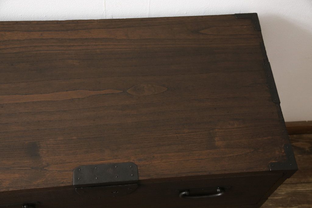 桐箪笥を綺麗に再生!欠損した金具の取り付けと、高品質リペア。チェスナット系で着色仕上げ。