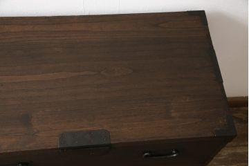 桐箪笥を綺麗に再生!欠損した金具の取り付けと、高品質リペア。チェスナット系で着色仕上げ。