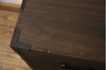 桐箪笥を綺麗に再生!欠損した金具の取り付けと、高品質リペア。チェスナット系で着色仕上げ。