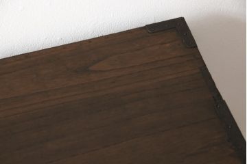 桐箪笥を綺麗に再生!欠損した金具の取り付けと、高品質リペア。チェスナット系で着色仕上げ。