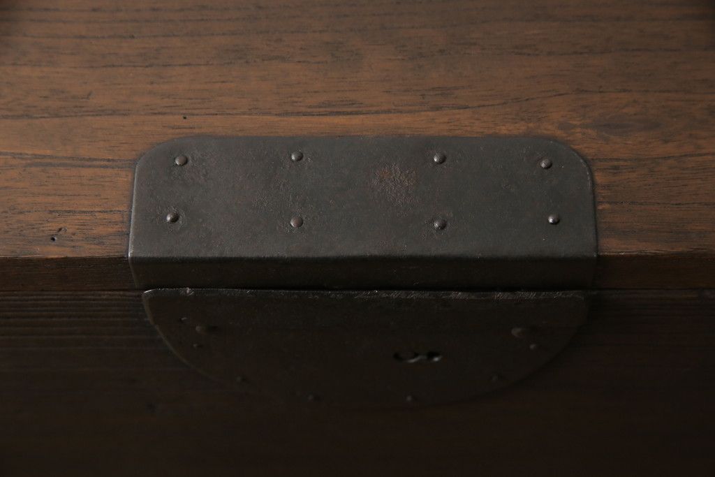 桐箪笥を綺麗に再生!欠損した金具の取り付けと、高品質リペア。チェスナット系で着色仕上げ。