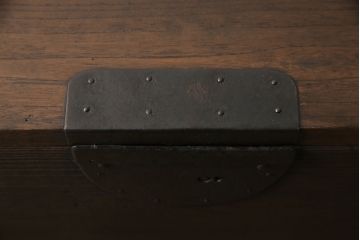 桐箪笥を綺麗に再生!欠損した金具の取り付けと、高品質リペア。チェスナット系で着色仕上げ。