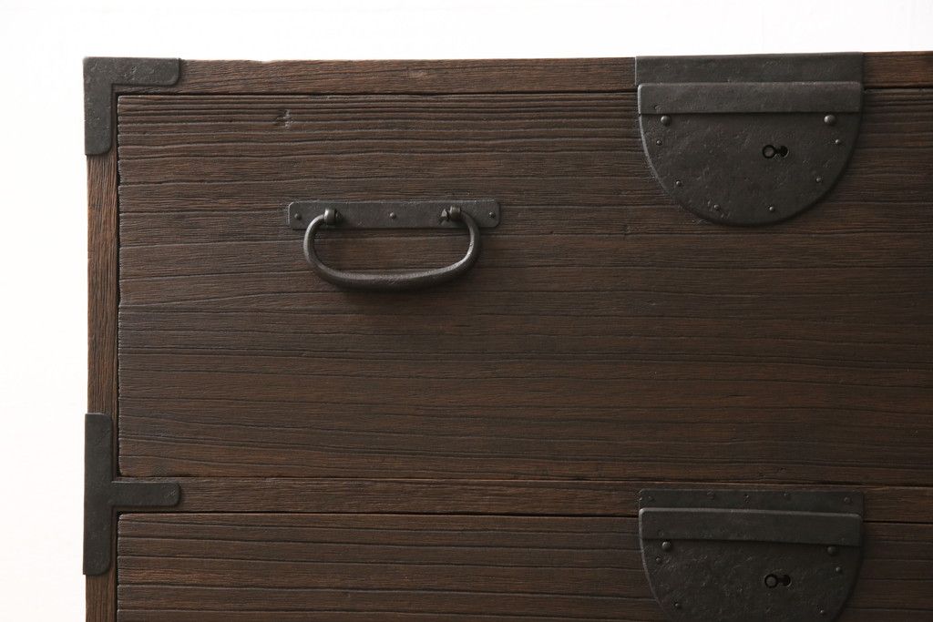 桐箪笥を綺麗に再生!欠損した金具の取り付けと、高品質リペア。チェスナット系で着色仕上げ。