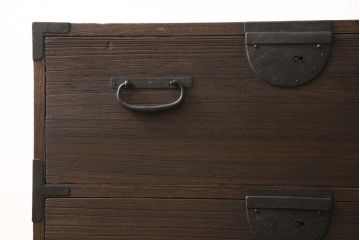 桐箪笥を綺麗に再生!欠損した金具の取り付けと、高品質リペア。チェスナット系で着色仕上げ。