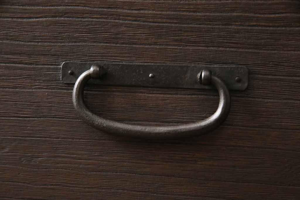 桐箪笥を綺麗に再生!欠損した金具の取り付けと、高品質リペア。チェスナット系で着色仕上げ。