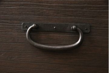 桐箪笥を綺麗に再生!欠損した金具の取り付けと、高品質リペア。チェスナット系で着色仕上げ。