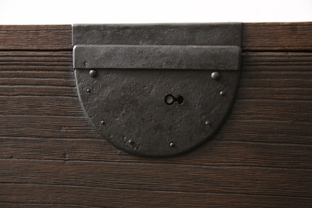 桐箪笥を綺麗に再生!欠損した金具の取り付けと、高品質リペア。チェスナット系で着色仕上げ。