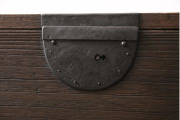 桐箪笥を綺麗に再生!欠損した金具の取り付けと、高品質リペア。チェスナット系で着色仕上げ。