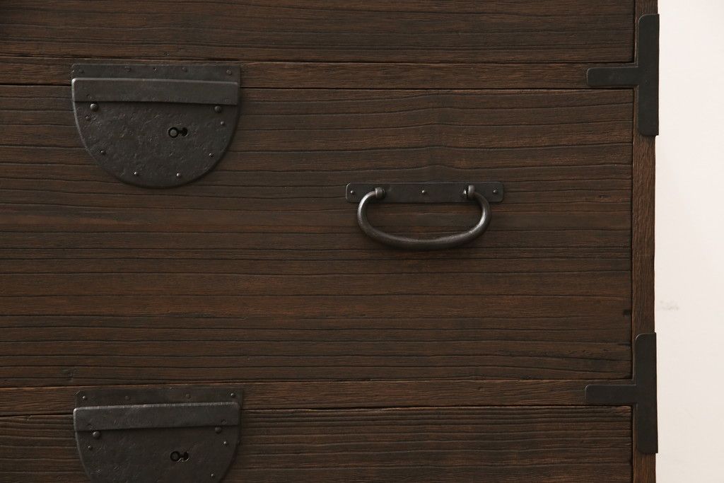 桐箪笥を綺麗に再生!欠損した金具の取り付けと、高品質リペア。チェスナット系で着色仕上げ。