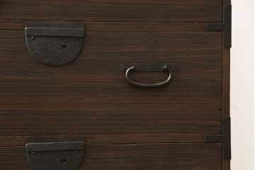 桐箪笥を綺麗に再生!欠損した金具の取り付けと、高品質リペア。チェスナット系で着色仕上げ。